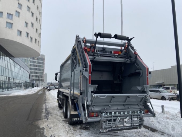 Новинка — мусоровоз на базе шасси IVECO Trakker (6 x 4) с надстройкой-компактором GeesinkNorba