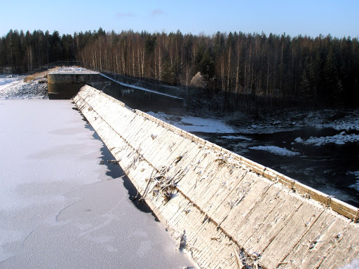 Как в Карелии ремонтируют плотину на реке Ваме